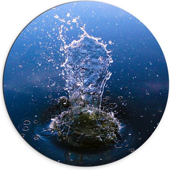 Dibond Wandcirkel - Steen plonzend in Water - 70x70cm Foto op Aluminium Wandcirkel (met ophangsysteem)