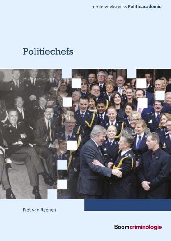 Omslag van een boek met de titel Politiechefs. Een groep politieagenten in uniform poseren.