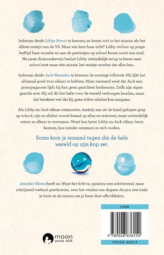 Boekomslag met blauwe aquarelvlekken en een glazen knikker. Titel: 'Soms kom je iemand tegen die de hele wereld op zijn kop zet.'