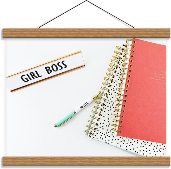 Schoolplaat – '''Girl Boss''' Bureau - 40x30cm Foto op Textielposter (Wanddecoratie op Schoolplaat)