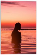 Dibond - Silhouet Vrouw in Zee - 40x60cm Foto op Aluminium (Wanddecoratie van metaal)