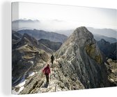 Canvas Schilderij Bergbeklimmers lopen richting de top in Slovenië - 90x60 cm - Wanddecoratie