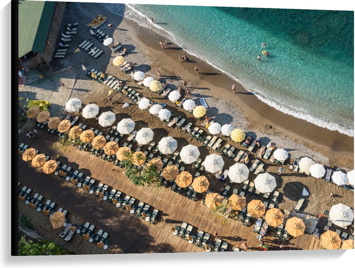 Canvas - Groot Strand met Parasols en Blauwe Zee - 100x75cm Foto op Canvas Schilderij (Wanddecoratie op Canvas)