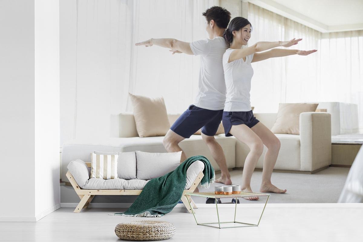 Behang - Fotobehang Een zijaanzicht van twee mensen die met de ruggen