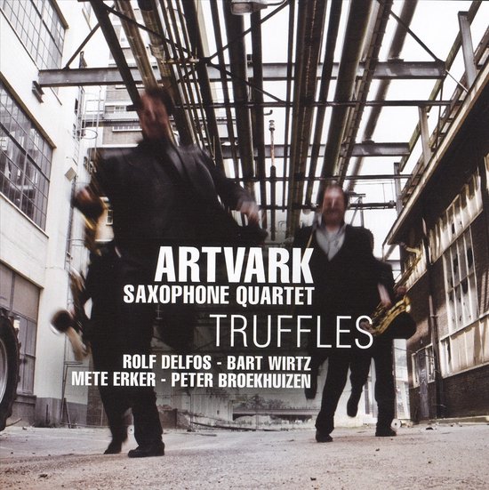 Albumhoes 'Truffles' van ARTvark Saxophone Quartet. Vier mannen in pak lopen met saxofoons in een industriële omgeving.