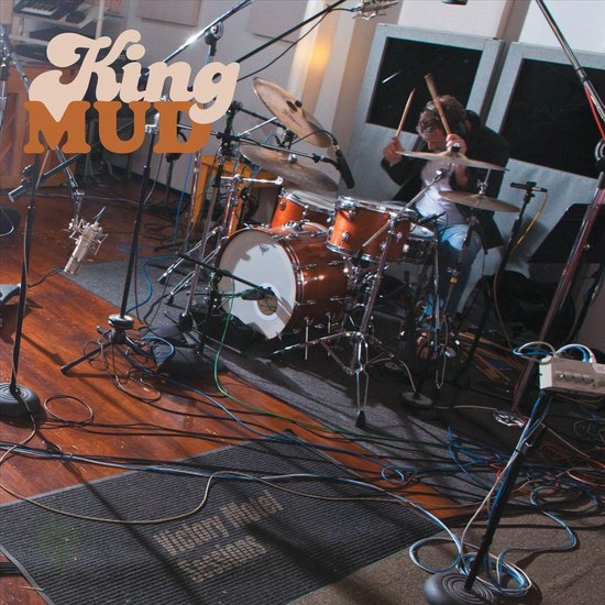 Pochette de l'album King Mud - Victory Motel Sessions avec une batterie et un musicien dans un studio d'enregistrement.