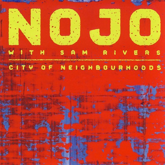 Albumhoes NOJO met Sam Rivers, City of Neighbourhoods. Rode achtergrond met verfschilfers en blauwe plekken.