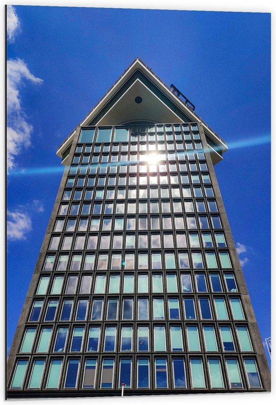 Dibond - Gebouw met Ramen en Weerspiegeling van de Zon - 60x90cm Foto op Aluminium (Met Ophangsysteem)