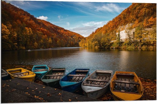 Dibond - Bootjes in Berglandschap - 90x60cm Foto op Aluminium (Wanddecoratie van metaal)