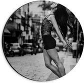 Dibond Wandcirkel - Dansende Vrouw (zwart/wit) - 20x20cm Foto op Aluminium Wandcirkel (met ophangsysteem)