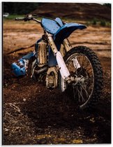Dibond - Blauwe Motorcross in het Zand - 30x40cm Foto op Aluminium (Wanddecoratie van metaal)
