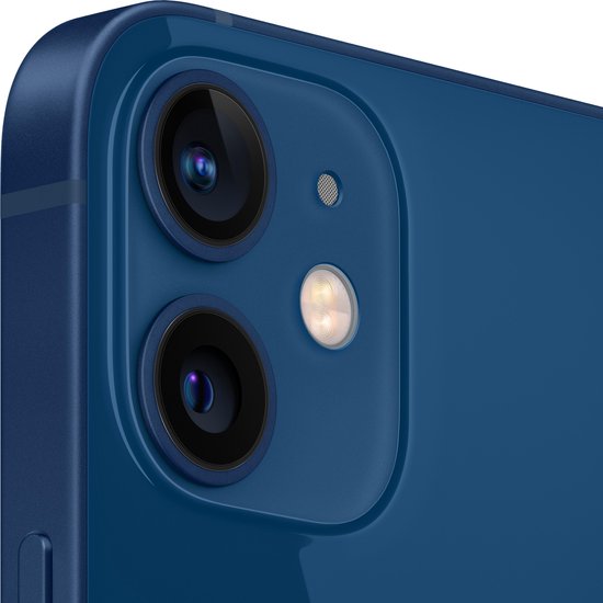 Close-up van de blauwe iPhone 12 Mini achterkant met dubbele camera's.