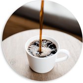 Forex Wandcirkel - Zwarte Kopje Koffie Ingeschonken - 80x80cm Foto op Wandcirkel (met ophangsysteem)