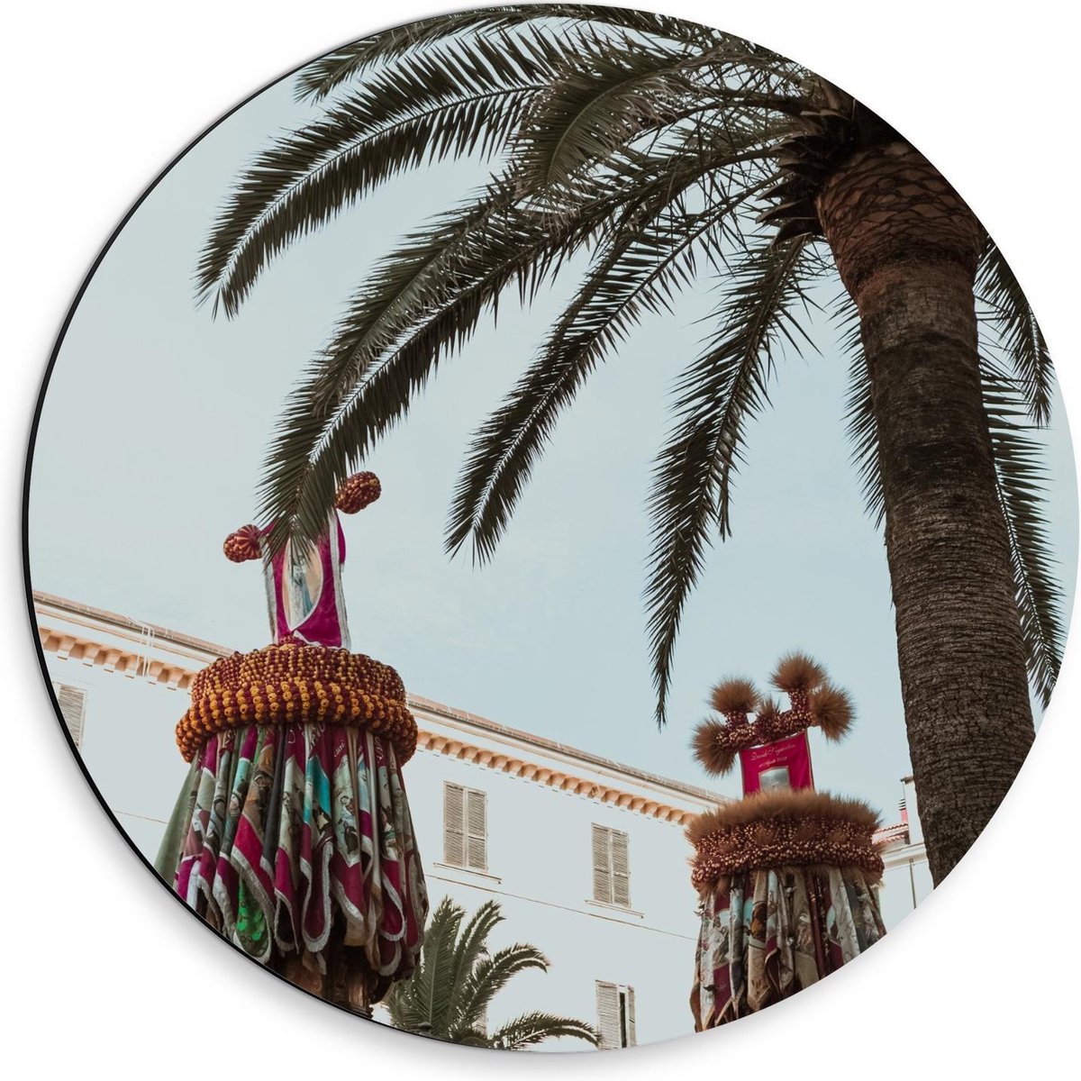 Dibond Wandcirkel - Palmboom met Versierde Palen - 30x30cm Foto op Aluminium Wandcirkel (m
