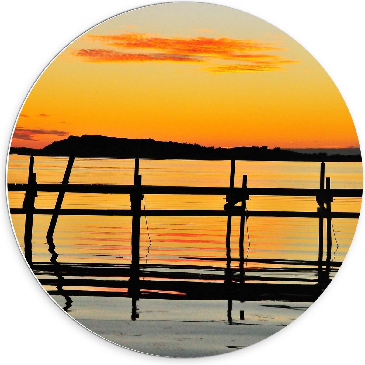 Forex Wandcirkel - Houten Palen aan het Meer met Zon - 70x70cm Foto op Wandcirkel (met oph