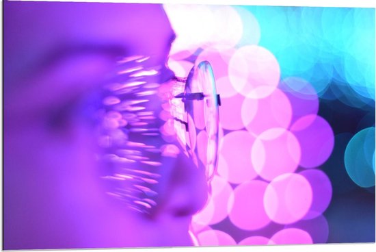 Dibond - Vrouw met Zonnebril in Pastel Kleuren - 90x60cm Foto op Aluminium (Wanddecoratie van metaal)