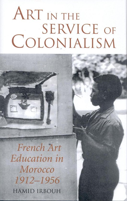 Livre 'Art in the Service of Colonialism'. Photo noir et blanc d'un garçon peignant. L'éducation artistique française au Maroc 1912-1956.