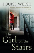Boek "The Girl on the Stairs" van Louise Welsh. Een meisje in rode jas staat in een gang voor een deur.