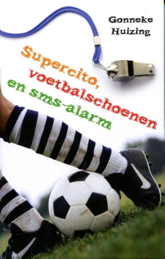 Een voetbal met sportsokken en voetbalschoenen, met fluitje en tekst "Supercito, voetbalschoenen en sms-alarm"