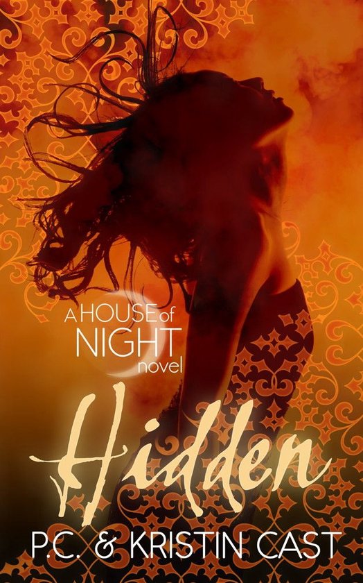 Boekomslag van 'Hidden', een roman uit de serie 'House of Night'. Een vrouw met wapperend haar tegen een oranje achtergrond met patronen.