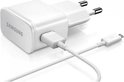 Witte Samsung reisadapter met EU-stekker en Micro USB-kabel aangesloten.