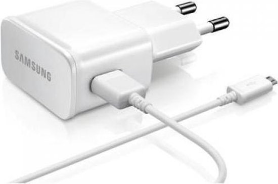 Witte Samsung reisadapter met EU-stekker en Micro USB-kabel aangesloten.
