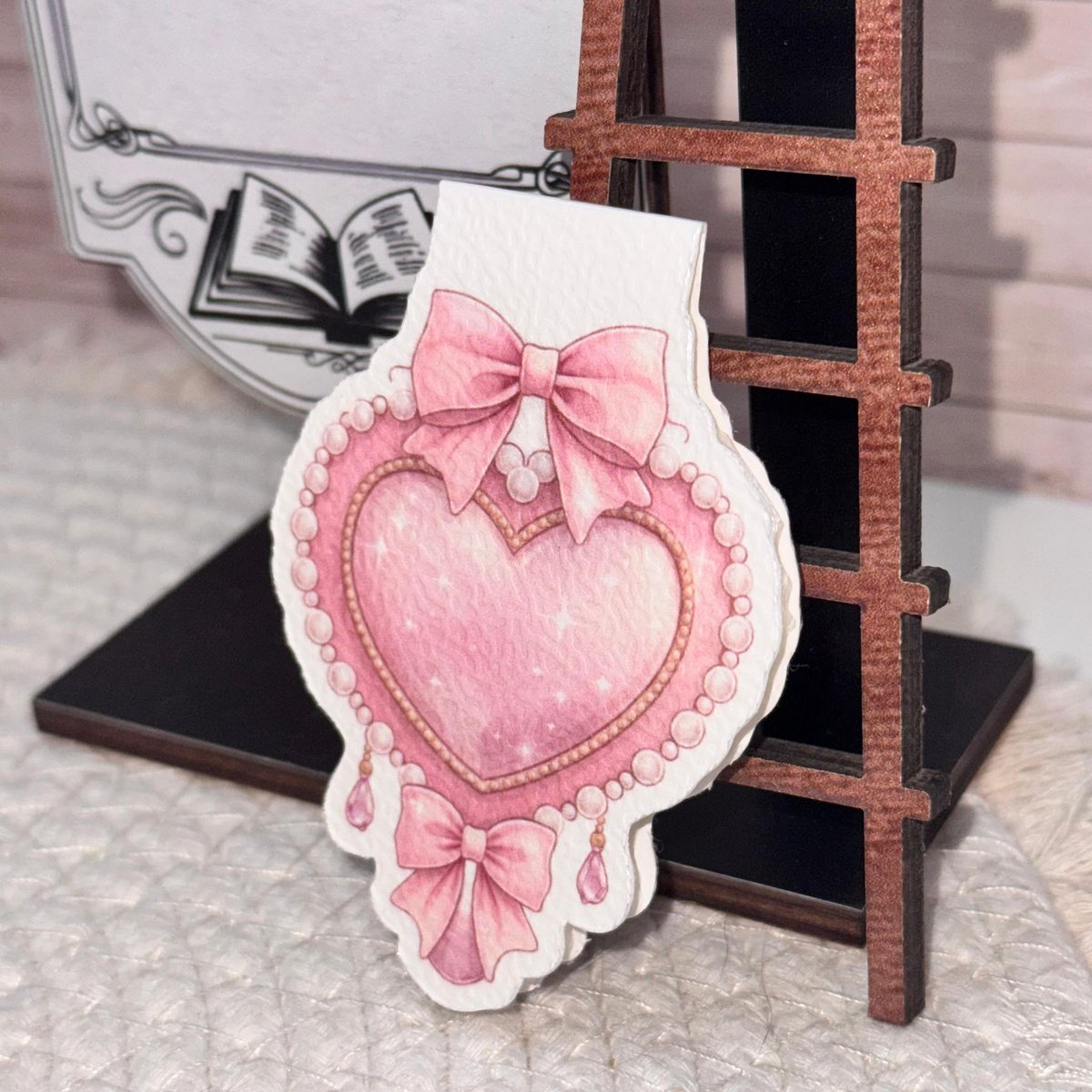 Nook & Note – Magnetische Boekenlegger – Roze Hart met Strik – Coquette Bookish Design