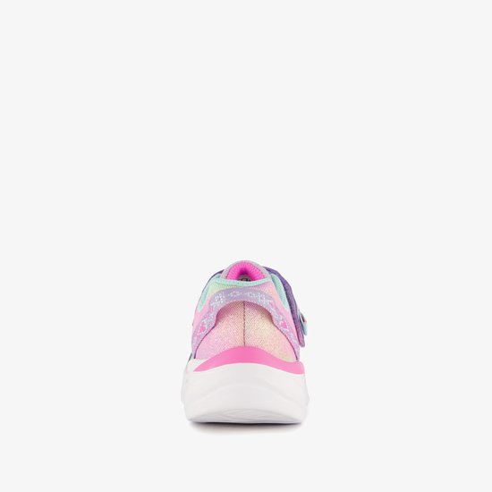 Achterkant van roze en pastelkleurige Skechers sneaker met glitter, regenboogprint, klittenbandsluiting en pinke hiel.