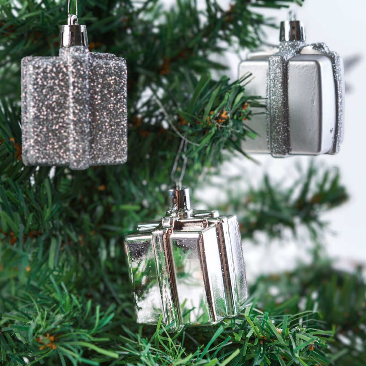 Kerstdecoratieset - 6 zilveren cadeau-ornamenten (4,5 cm) - mat, glanzend & glitter - kunststof kerstversiering [58781B]