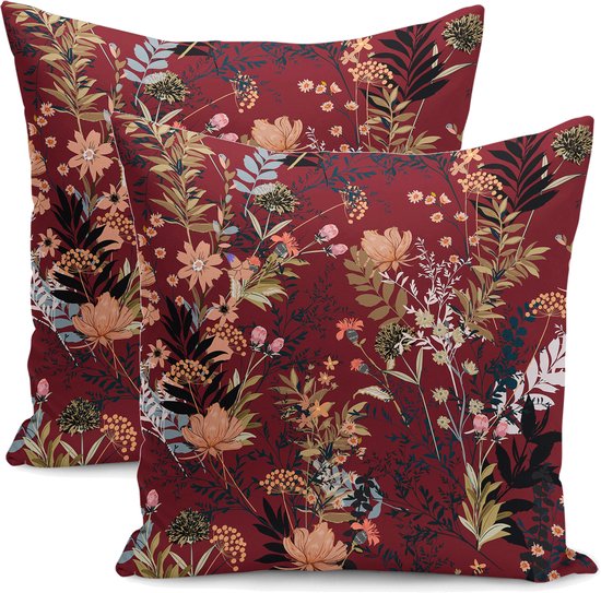 Set van twee bordeauxrode sierkussens met een gedetailleerde bloemenprint.