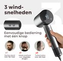 Vrouw gebruikt de CIRIE L haardroger. Weergave van 3 windsnelheden en eenvoudige bediening met één knop voor verschillende haartypes.