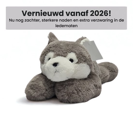 Grijze wolf knuffel met witte accenten op een witte achtergrond, 'Vernieuwd vanaf 2026' staat erboven.