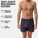 Man met een donkerblauwe geruite boxer met knoopgulp. "100% zacht biologisch katoen".