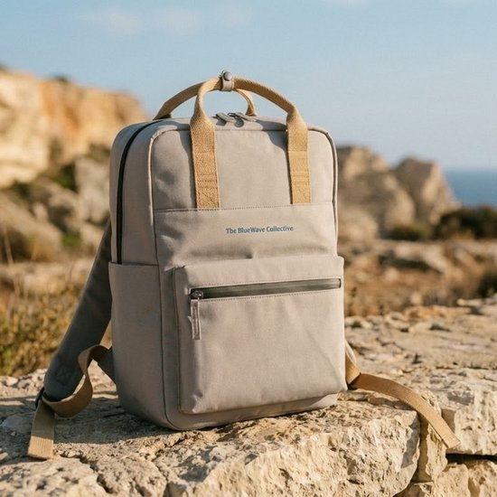 The BlueWave Collective – Coral corail en plastique recyclé – Sac à dos pour ordinateur portable fabriqué à partir de 33 bouteilles recyclées – Durable et imperméable – Cycle Re.33 – Grijs