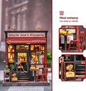 Miniatuur 'Uncle Joe's Pizzeria' met rode luifel en gedetailleerd interieur.