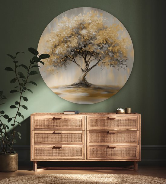 Ronde schilderij van een abstracte boom met gouden en grijze bladeren, boven een rieten dressoir.