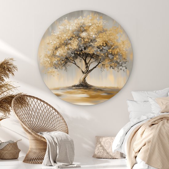 Ronde schilderij van een abstracte boom met gouden en grijze bladeren, naast een rotan stoel en een bed.