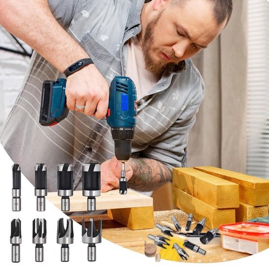 Man met boormachine en een set van 8 houtsnijders. Naast hem liggen houten balken en de boorset uitgestald.