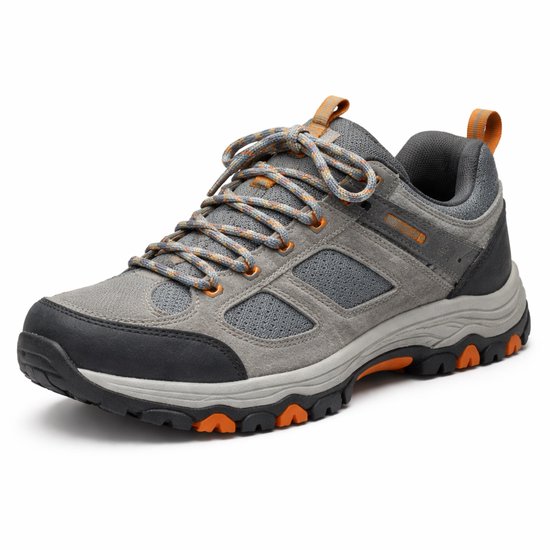 Grijze wandelschoen met oranje veters en accenten, veterschoen met rubberen zool.