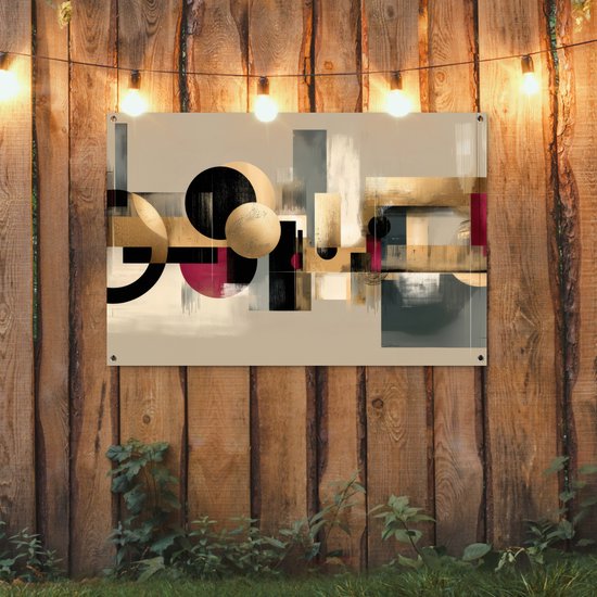 Poster de jardin abstraite 120x80 cm avec formes dorées, beiges, noires et rouges, suspendue à une clôture en bois avec des lumières.