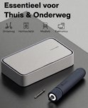 Donkerblauwe elektrische schroevendraaier naast een lichtgrijze opbergdoos, met icoontjes voor onderweg, huishoudelijk, meubels en elektronica.