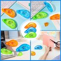Collage met lijmrollers in oranje, blauw en groen op bureaus en bij knutselwerk. Centraal een stapel van de drie kleuren.