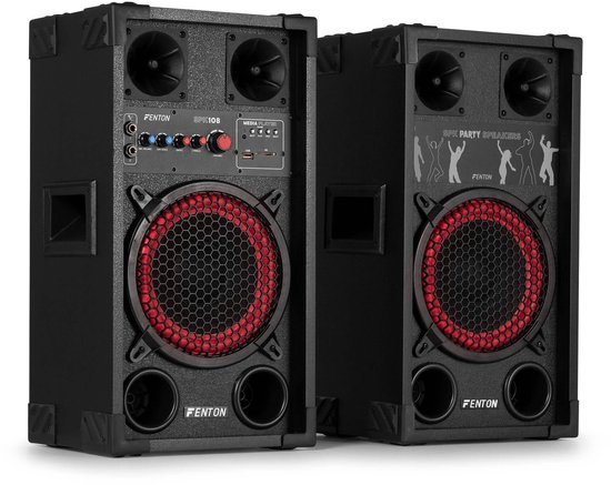Twee zwarte Fenton SPK108 party speakers, close-up van de linker speaker met bedieningspaneel en rechter speaker met dansende figuren.
