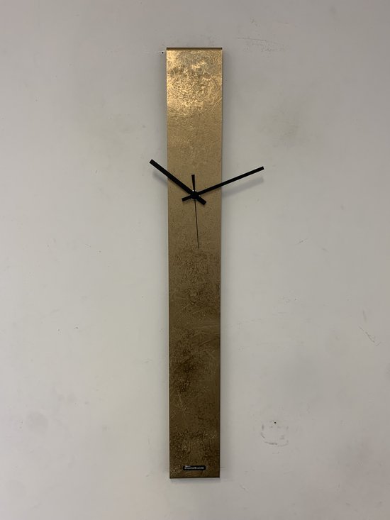 Une horloge murale rectangulaire élancée en matériau craquelé doré avec des aiguilles noires.