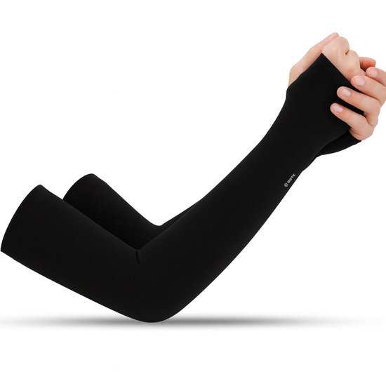 Une paire de manchettes pour bras noires avec des ouvertures pour les pouces, mains pliées.