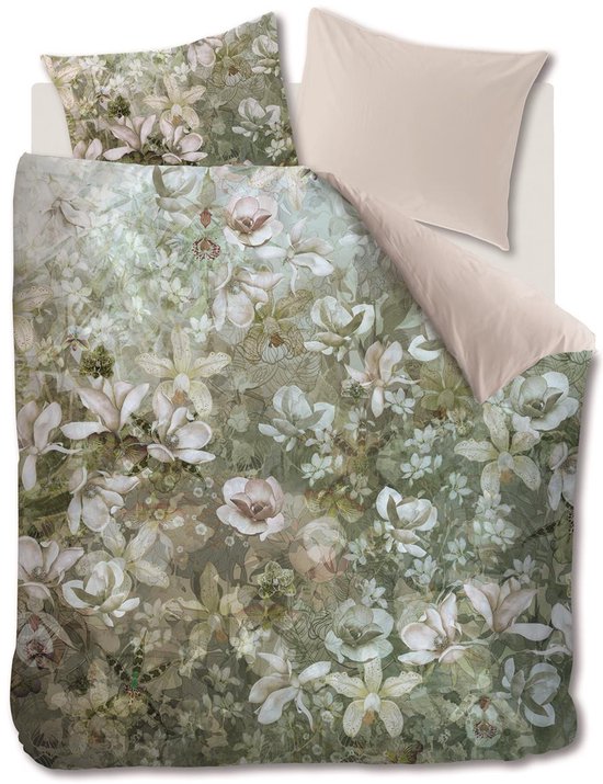 Groen dekbedovertrek met een overvloedig botanisch bloemenpatroon, witte en bruine bloemen, met beige kussenslopen.