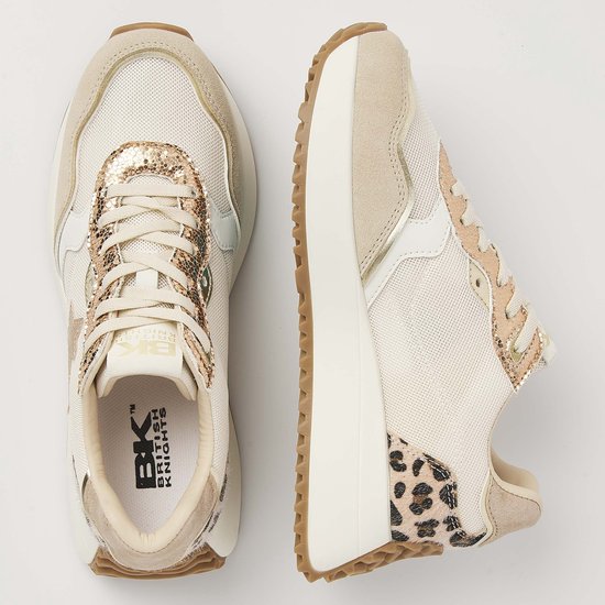 Gebroken witte sneakers met zandkleurige suède details, gouden pailletten, ster en panterprint.