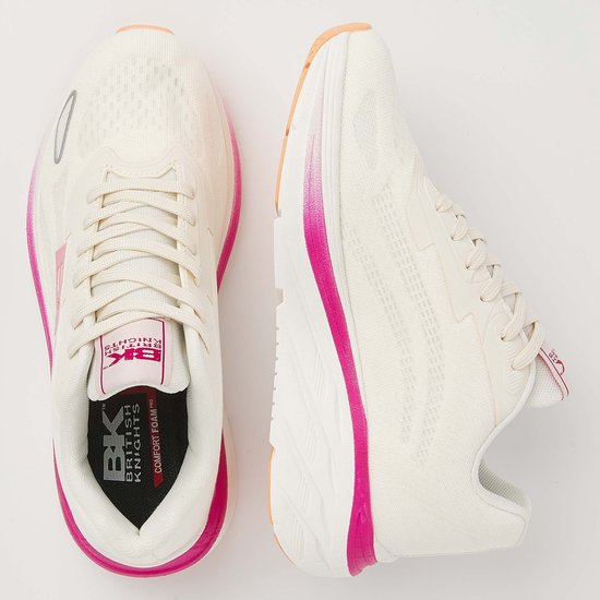 Crème-kleurige lage sneakers met roze BK-logo en roze/oranje accenten op de zolen.