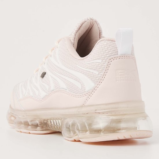 Achterkant van een roze lage sneaker met witte golvende lijnen en doorzichtige zool.