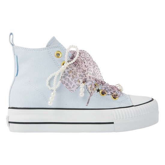 Lichtblauwe hoge sneaker met dikke witte zool, panterprint strik met parels en gouden veteroogjes.